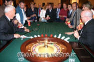 serata casino, con tavoli da gioco tipo roulette, poker, black-jack